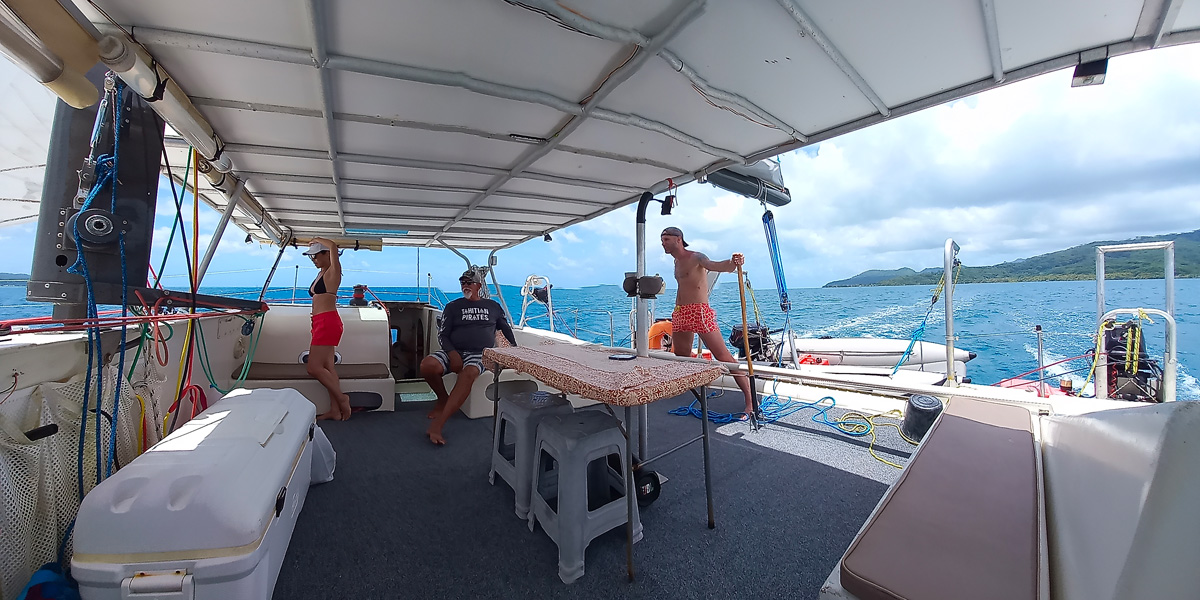 Groupe en catamaran à Tahaa