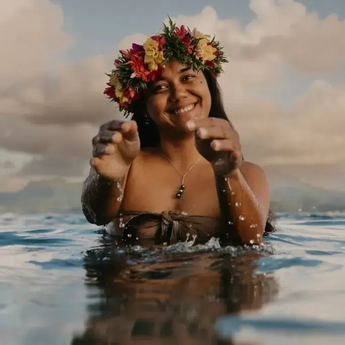 vahine-avec-pendentif-perle-tahiti perle de tahaa